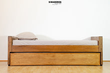 Cargar imagen en el visor de la galería, Cama Tarima Carmín Con Nicho 1.00m