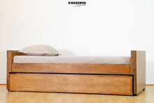 Cargar imagen en el visor de la galería, Cama Tarima Carmín Con Nicho 1.00m