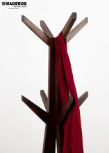 Cargar imagen en el visor de la galería, Perchero De Pie Braxton de 1.75m